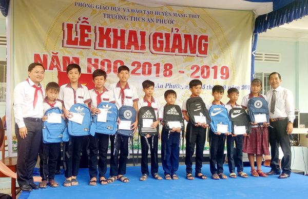 Đồng chí Nguyễn Anh Tuấn - Bí thư thường trực Trung ương Đoàn trao balo, học bổng và xe đạp cho học sinh nghèo